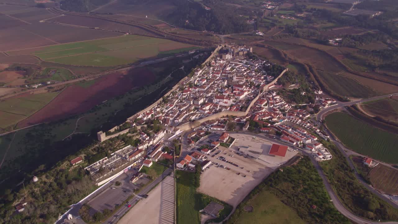 fotografía de la ciudad medieval de obidos, portugal, a primera hora de la mañana, desde el aire