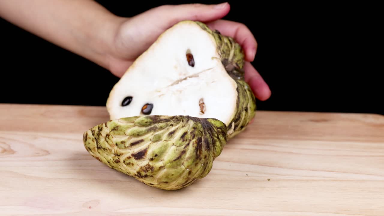 manos cortando una manzana de crema a bordo