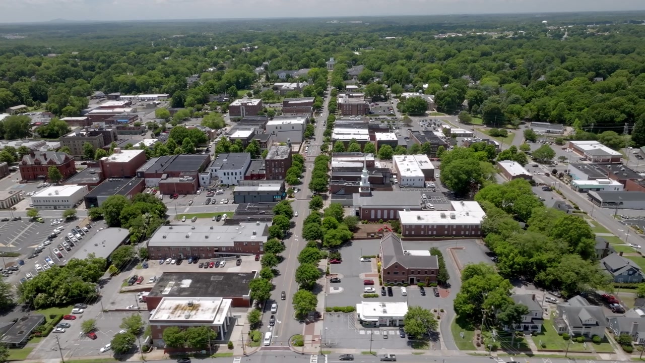 Centro di Statesville, Carolina del Nord, con video drone che si muove da sinistra a destra.