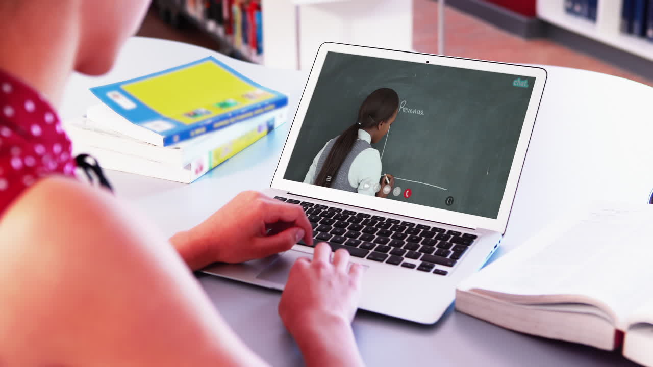 estudiante caucásica usando una computadora portátil en videollamada con una maestra