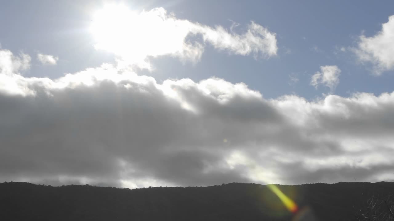 замедленная съемка весенних облаков, проходящих над хребтом в оак вью калифорния