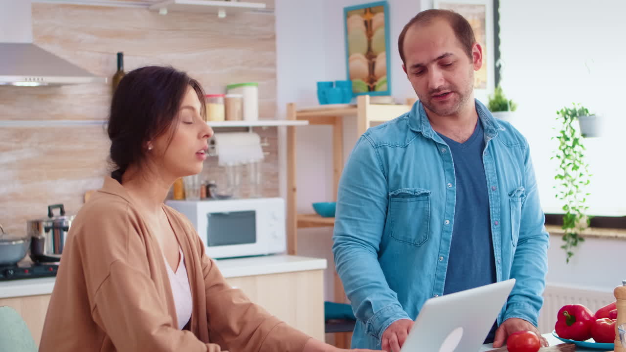 hombre cortando tomates en una tabla de madera