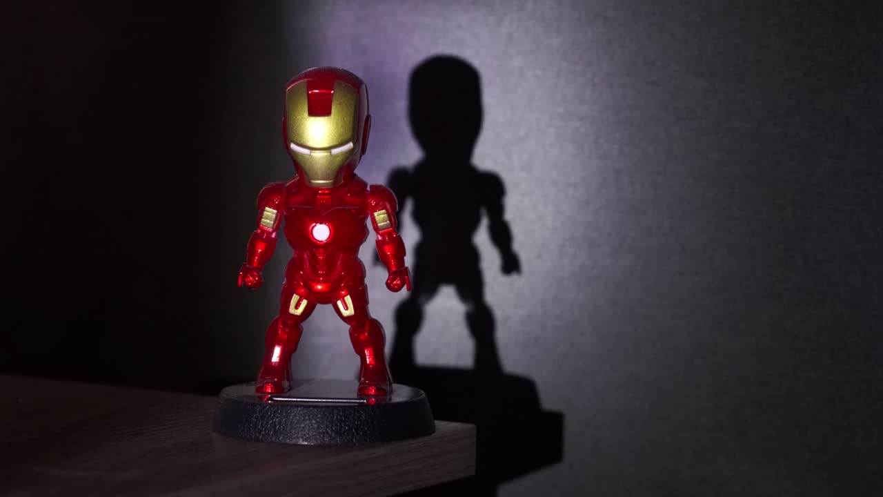 IRONMAN TOY FIGURE WITH LIGHT AND SHADOW PLAY
