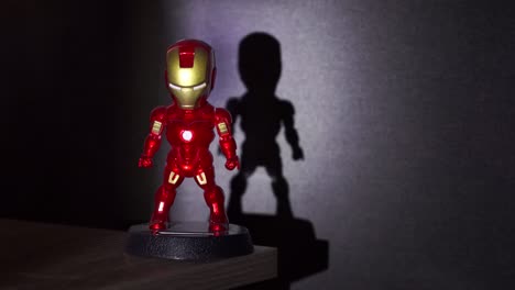 Ironman-Spielfigur-Mit-Licht--Und-Schattenspiel