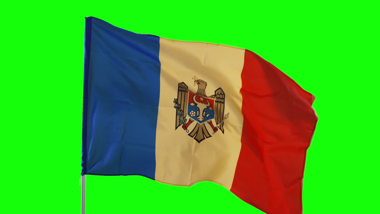 bandera del país de moldova ondeando en el mástil de la bandera