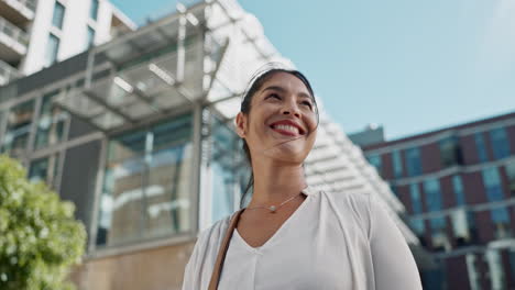 mujer sonriendo al aire libre