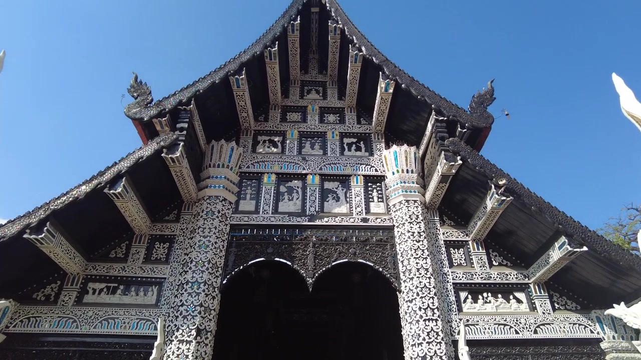 チェンマイのワット・ロークモーリー寺院の入口の屋根を見上げる。
