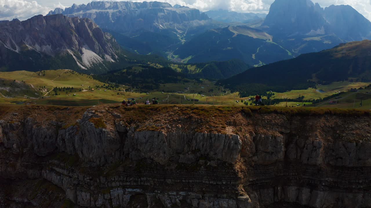 antena a lo largo de la plataforma de seceda con excursionistas con vistas al épico paisaje de dolomita