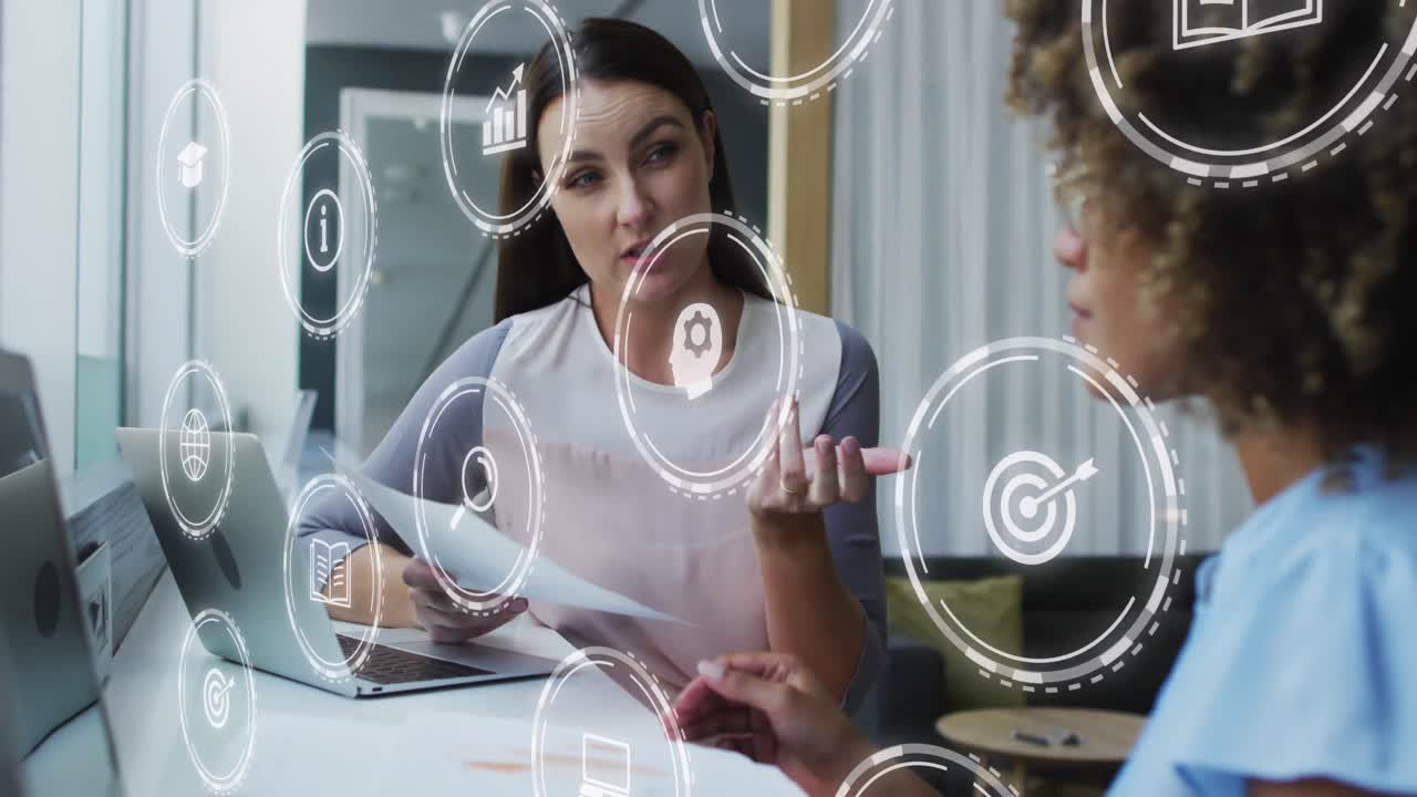 animación de iconos digitales contra dos mujeres diversas discutiendo sobre un documento en la oficina
