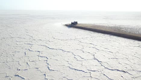 En-Algún-Lugar-De-La-Nada,-En-Algún-Lugar-Del-Fin-Del-Mundo,-En-Algún-Lugar-Del-Color-Blanco,-Lago-Salado