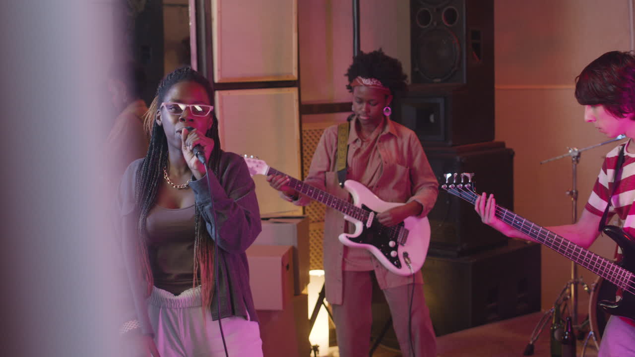 녹음 스튜디오 17에서 리허설하는 다민족 음악 밴드