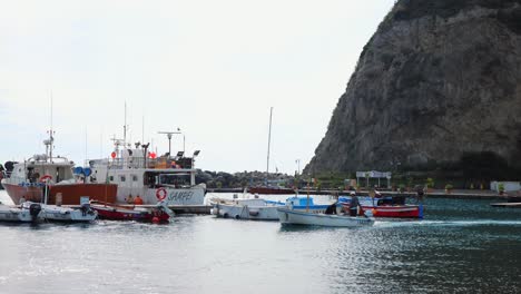 Pueblo-Pesquero-En-Ischia,-Italia