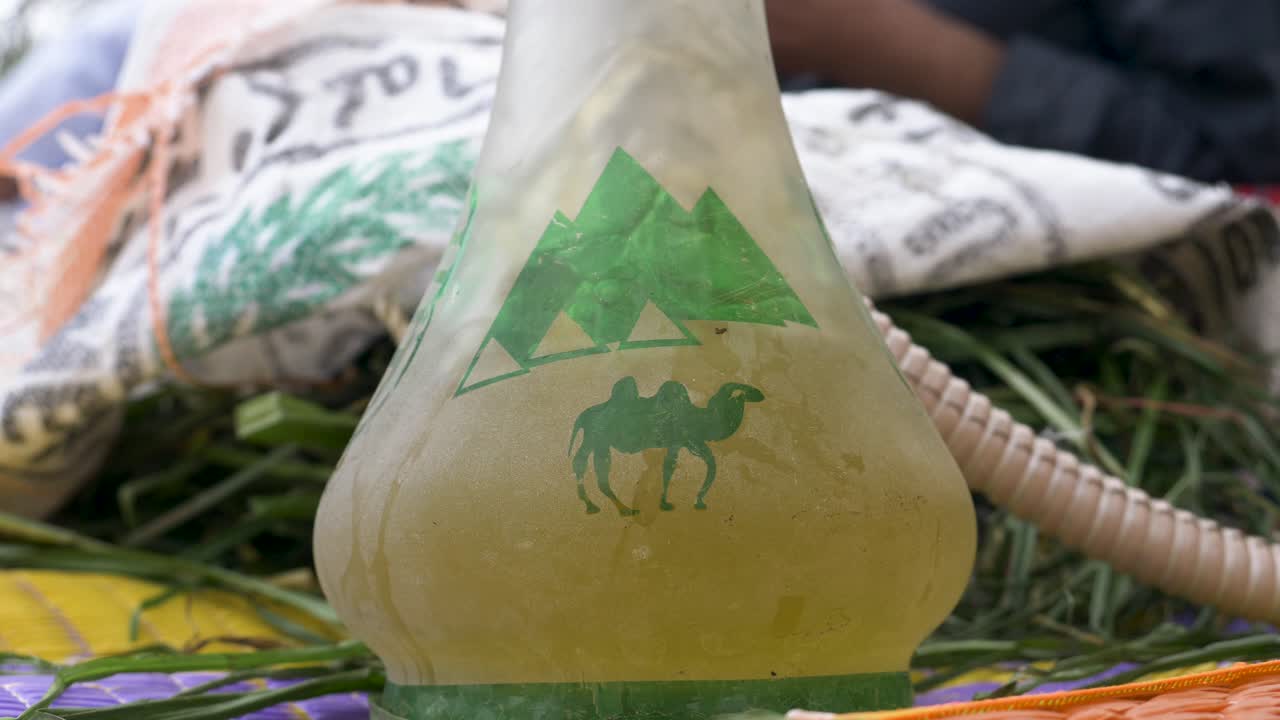 hookah o shisha se usa en algunos países árabes para pasar un buen rato, pero no obstante es un mal hábito, este metraje se puede usar en videos educativos