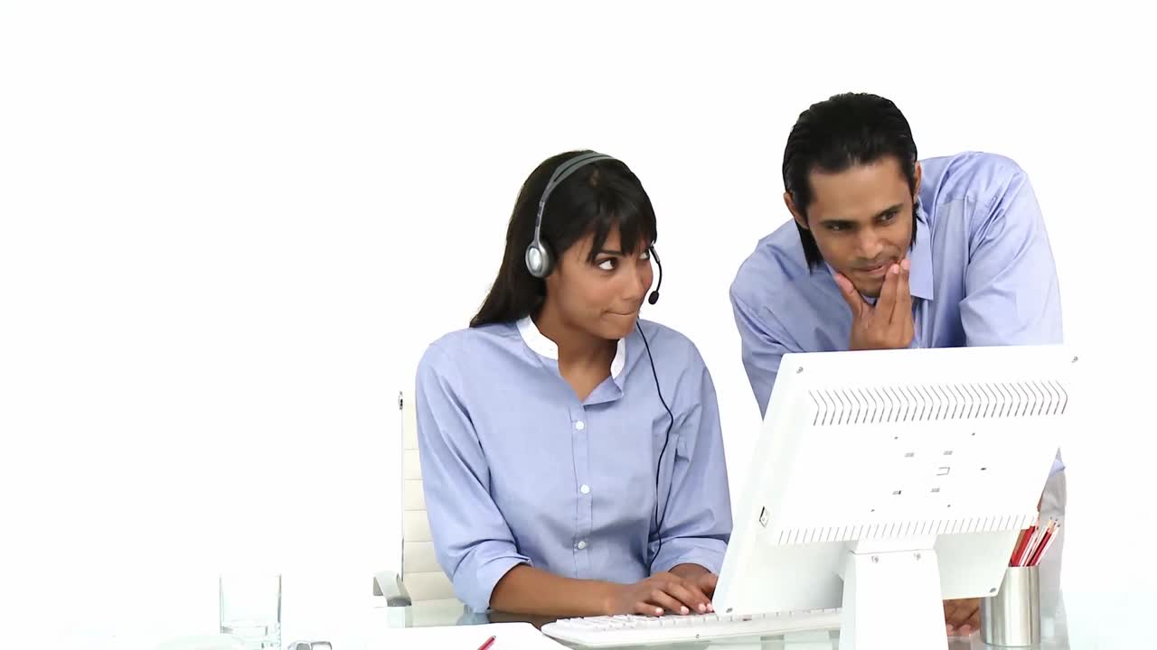 mujer de negocios étnica usando auriculares