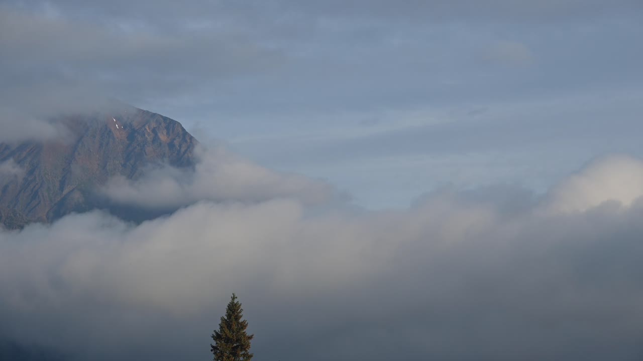 dramática montaña de la bahía de hudson: lapso de tiempo de nubes en smithers, bc