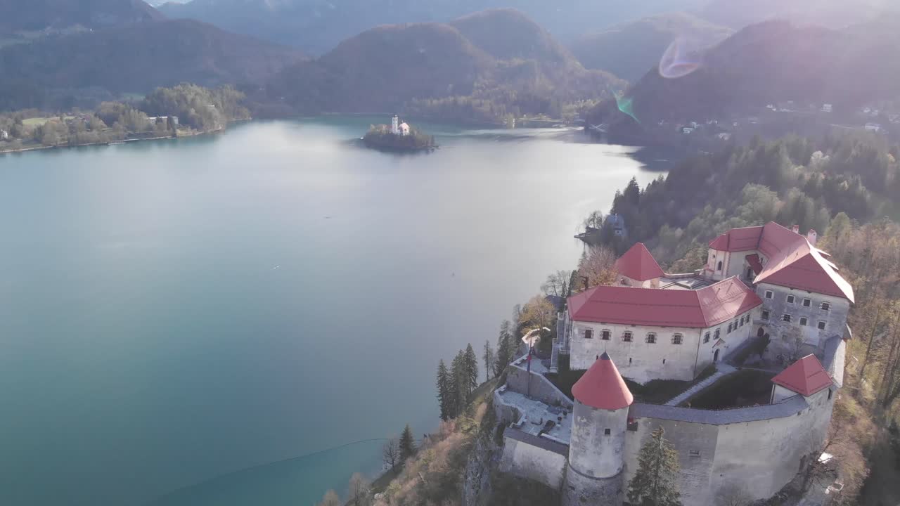 Castello di Bled, Slovenia. Bled colorato in autunno, con il castello in cima alla roccia. Lago di Bled con un'isola sullo sfondo. Castello medievale di Bled con una profonda scogliera su un lato
