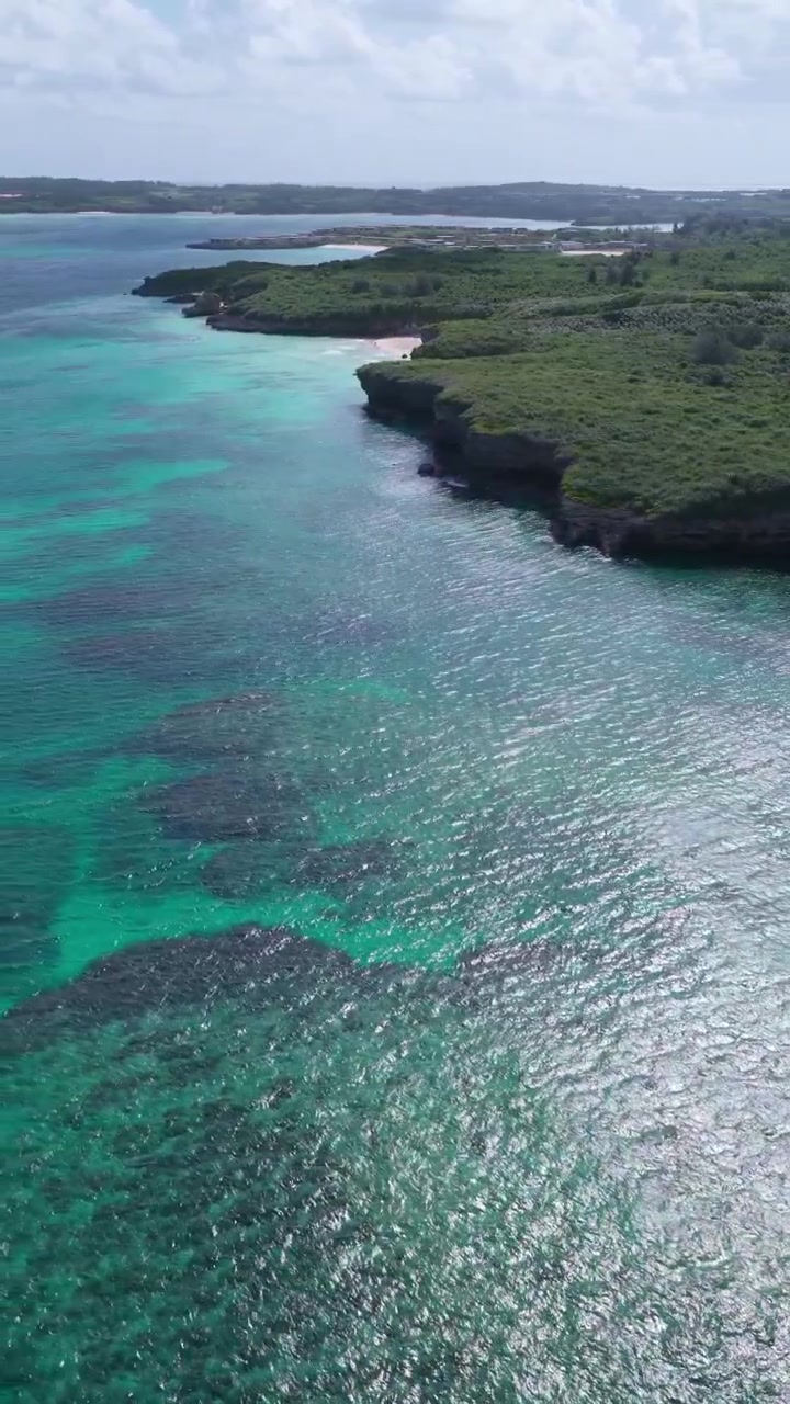 Veduta aerea di Sunayama Beach e della costa di Nikadori sull'isola di Miyako, Okinawa, Giappone.