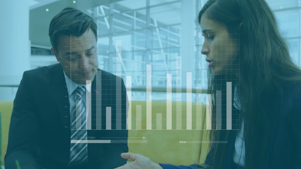 animación del procesamiento de datos financieros sobre diversos colegas que discuten el trabajo en la oficina