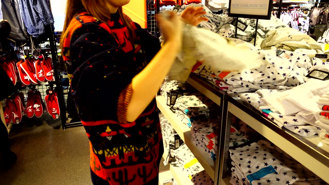 en las tiendas de europa, la chica elige la ropa.