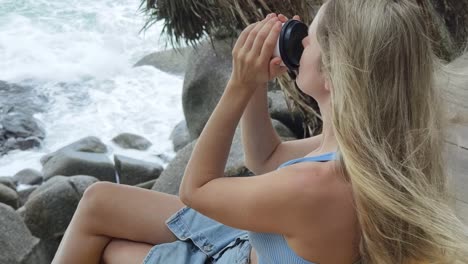 mujer disfrutando de café en la playa
