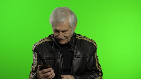 Elderly-stylish-caucasian-grandfather-man-using-smartphone-for-online-shopping