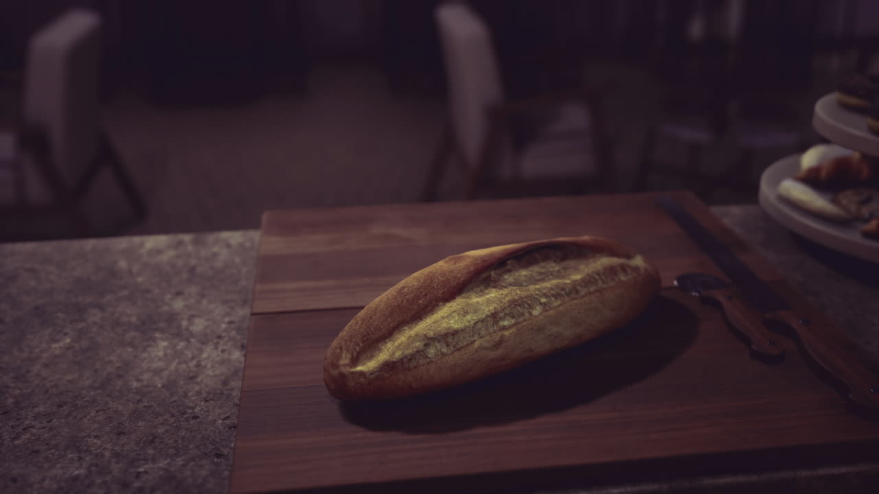 Pagnotta fresca con semi immortalata su un tavolo di legno con pasticcini.