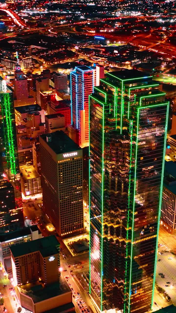 Iluminação deslumbrante de Dallas, Texas, EUA, à noite. Luz neon contornando os arranha-céus do centro da cidade. Vista aérea.