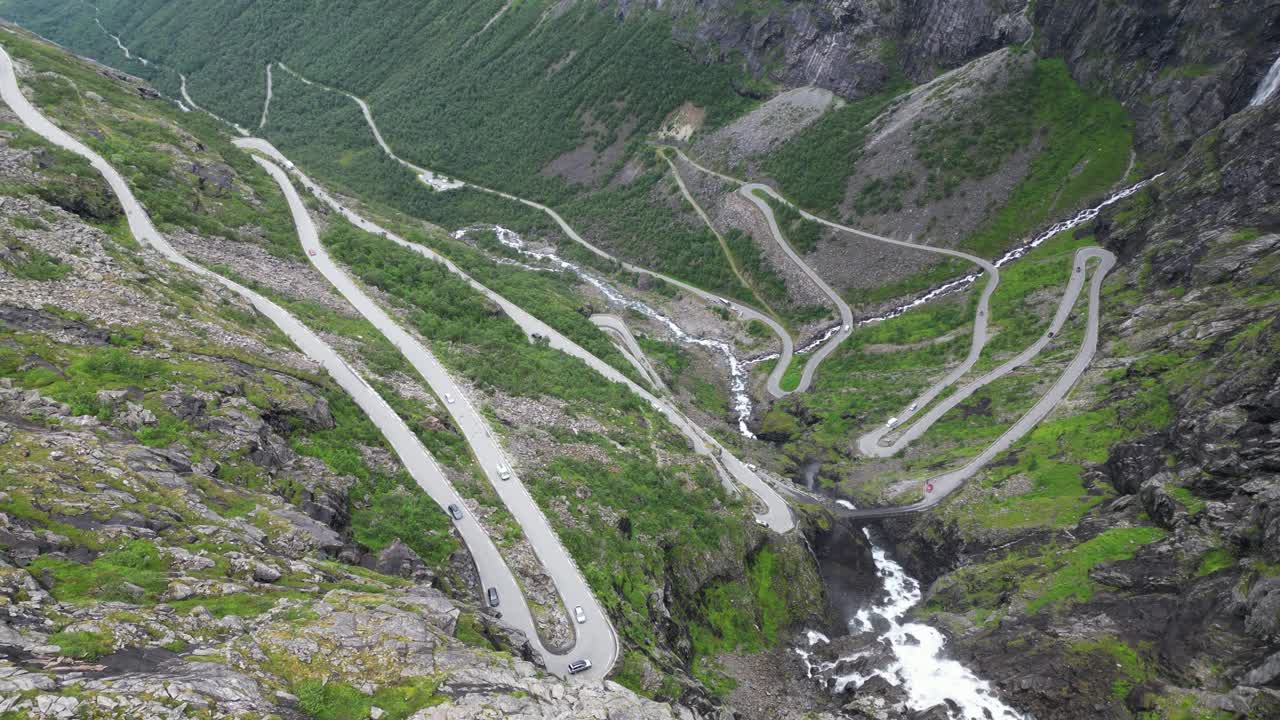 paso de montaña de trollstigen, noruega - ruta panorámica con curvas en horquilla en el valle de romsdalen - aérea