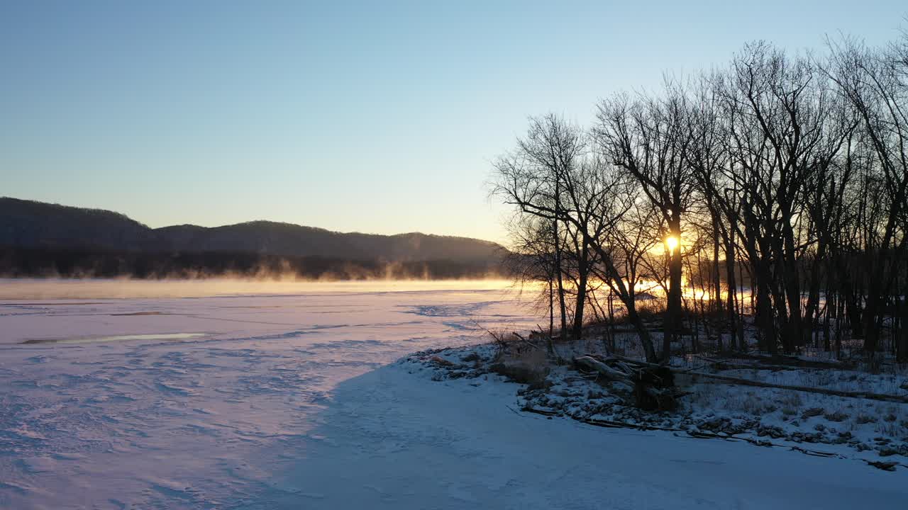 얼어붙은 강 위에서 겨울의 해가 뜨는 것