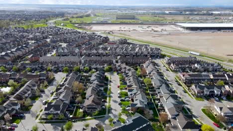 drone volando sobre el suburbio de milton junto a la zona agrícola rural