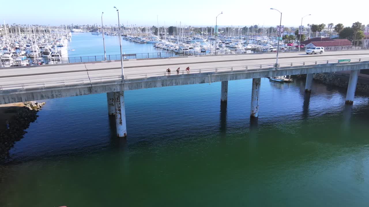 캘리포니아 다리에서 옥스나드 하버로 뛰어드는 세 청년의 공중
