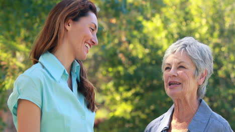 Mujer-Bonita-Feliz-Hablando-Con-Su-Abuela