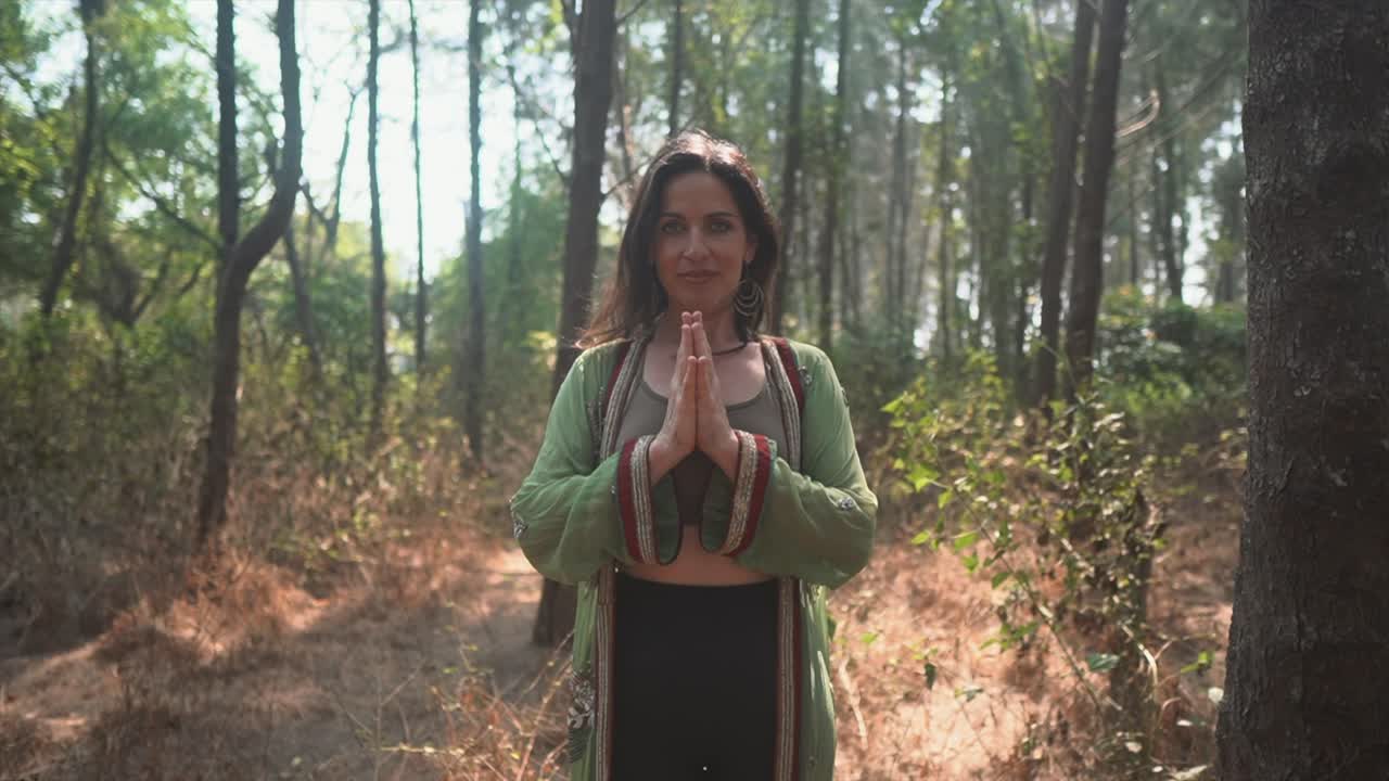 mujer morena espiritual positiva meditando en el bosque, conectándose con un yo superior