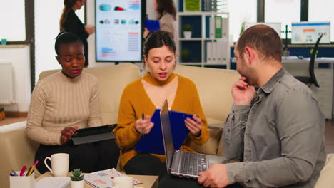 gerente de empresa confiado dando tareas de trabajo a diversos compañeros de equipo