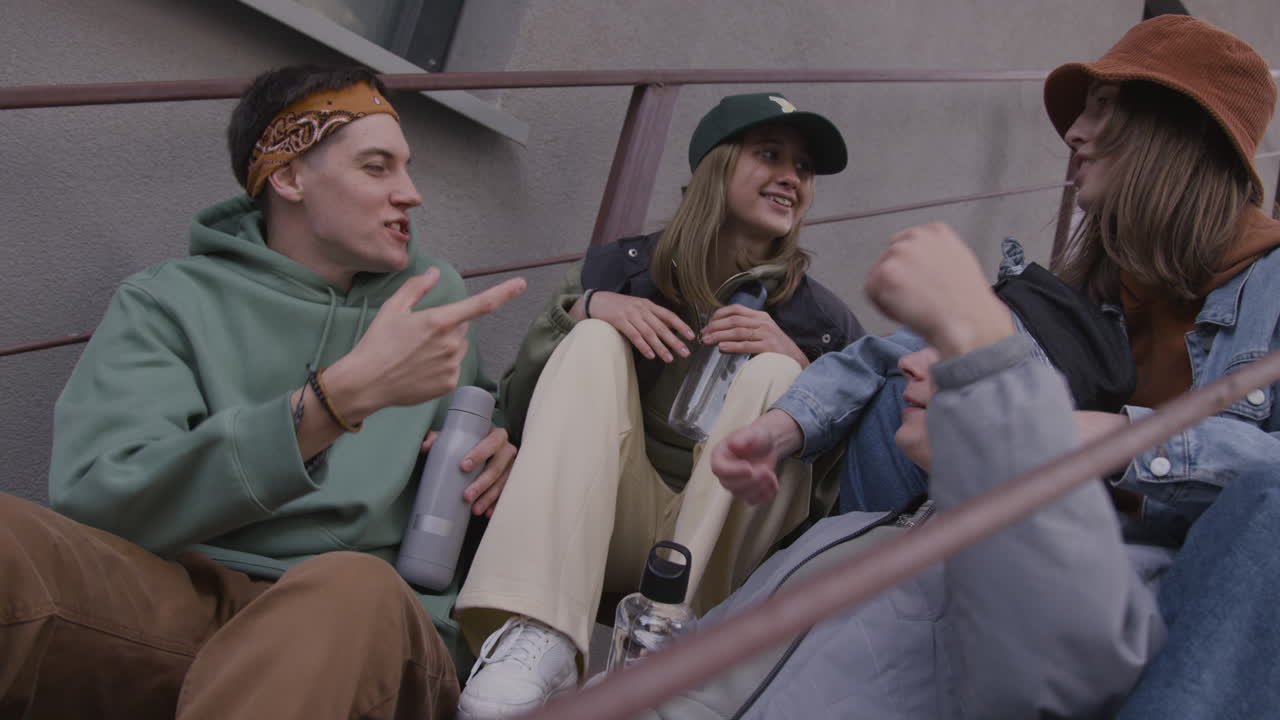 молодые люди на лестнице.