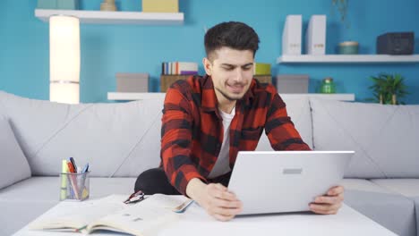 el joven que trabajaba en la computadora portátil tuvo éxito y se regocijó.