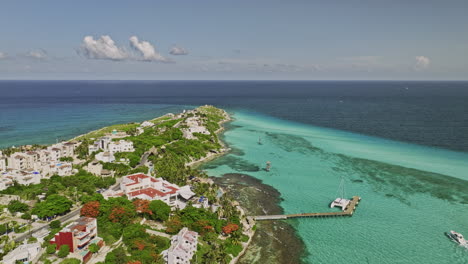 Isla-Mujeres-Mexiko-Luftaufnahme-V2-Filmischer-Überflug-Von-Badeorten-In-Richtung-Der-Beliebten-Touristenattraktion-Punta-Sur-Park,-Umgeben-Von-Kristallklarem-Meerwasser-Im-Sommer-–-Aufgenommen-Mit-Mavic-3-Cine-–-Juli-2022