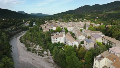 Luftaufnahme-Des-Charmanten-Dorfes-Saillans-Mit-Blick-Auf-Den-Col-De-Blancheville-Und-Den-Fluss-Drôme