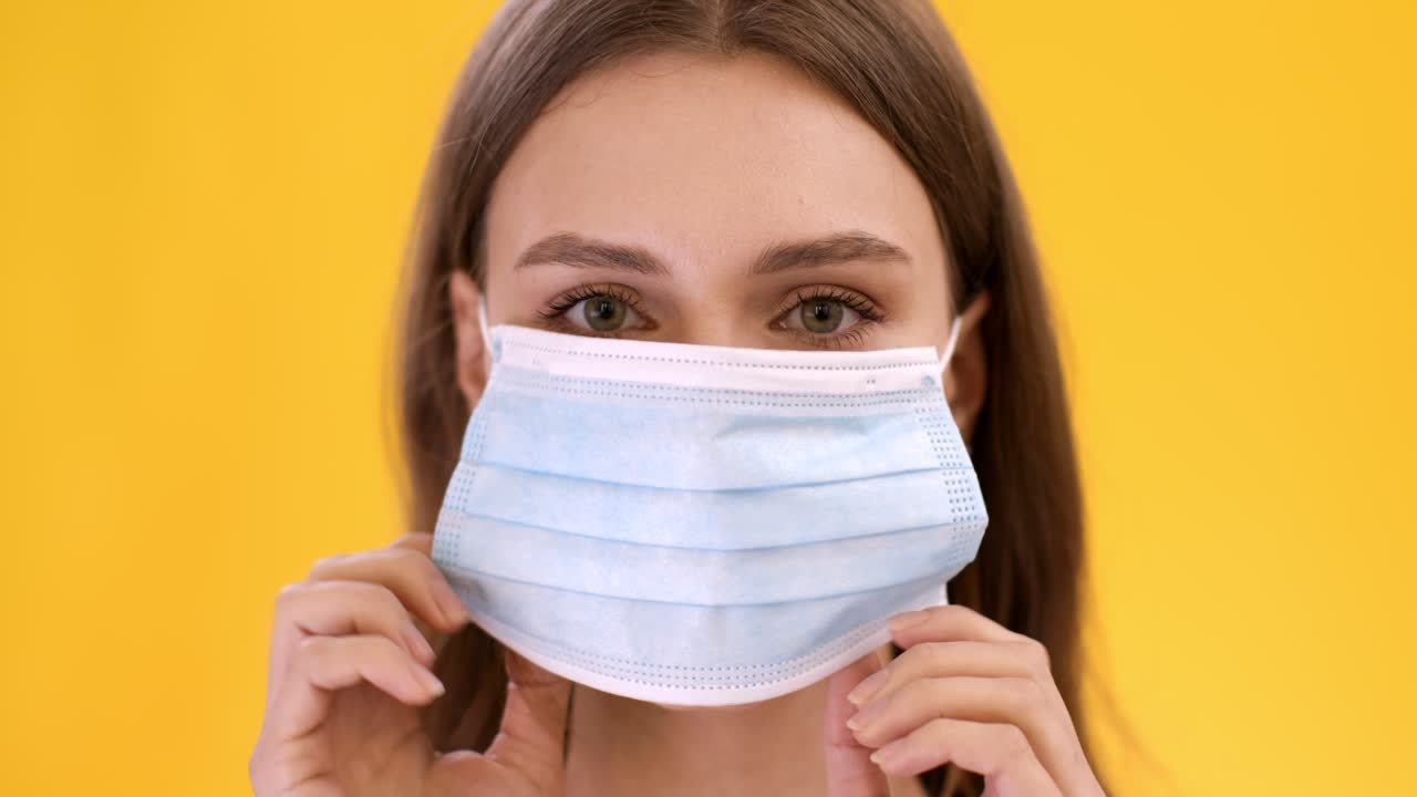 mujer con una máscara facial