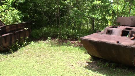 dos restos de tanques japoneses de la segunda guerra mundial en peleliu palau