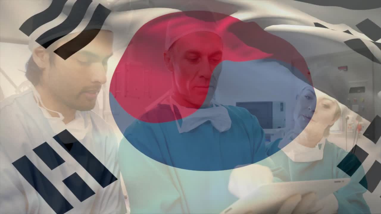 Chirurgo primario che scorre le scansioni mentre il team prepara l'intervento con una sovrapposizione trasparente della bandiera coreana