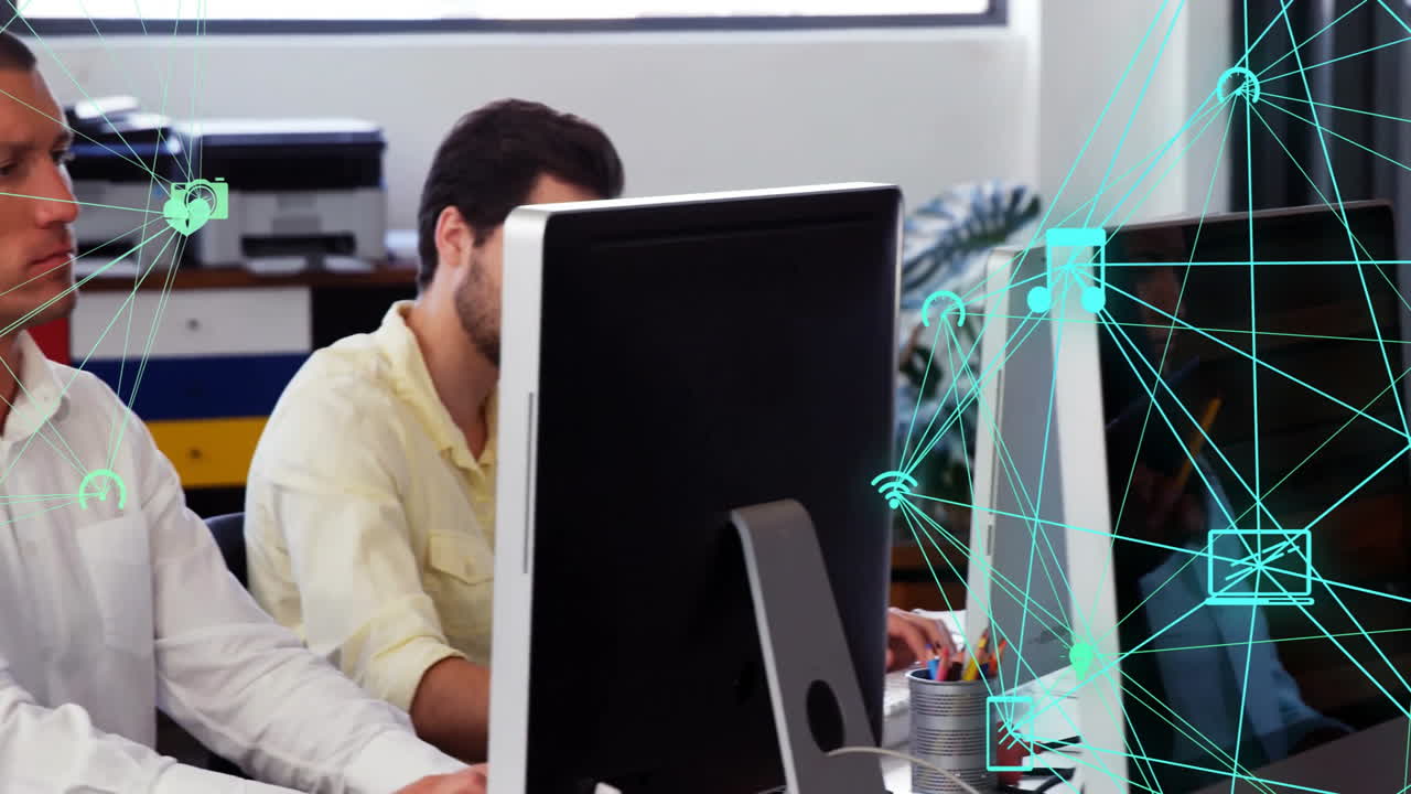 animación de la red de conexiones con iconos sobre diversos colegas que utilizan la computadora en la oficina