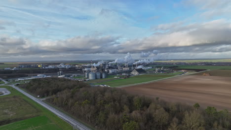 En-Medio-De-Un-Verde-Interminable,-El-Gigante-Agrícola-Opera,-Señales-De-Humo-Avisan