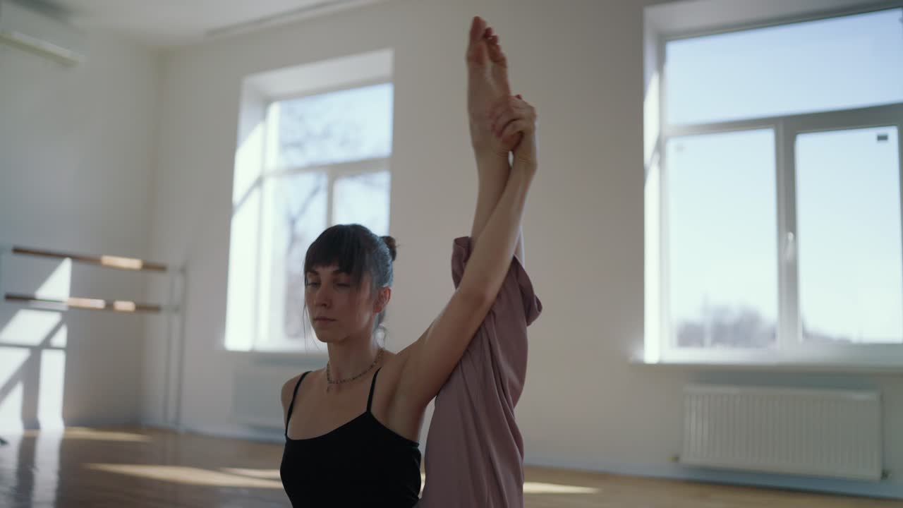 mujer practicando yoga en un estudio
