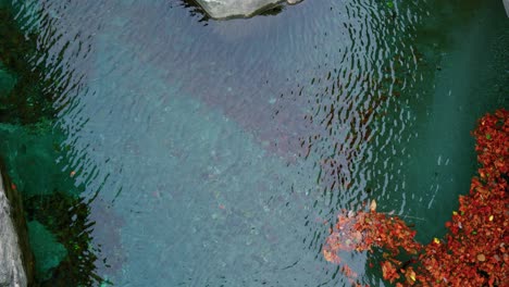 Blick-Von-Oben-Auf-Das-Wasser,-Das-Sich-Um-Die-Felsen-Im-Dorf-Cavergno-Kräuselt