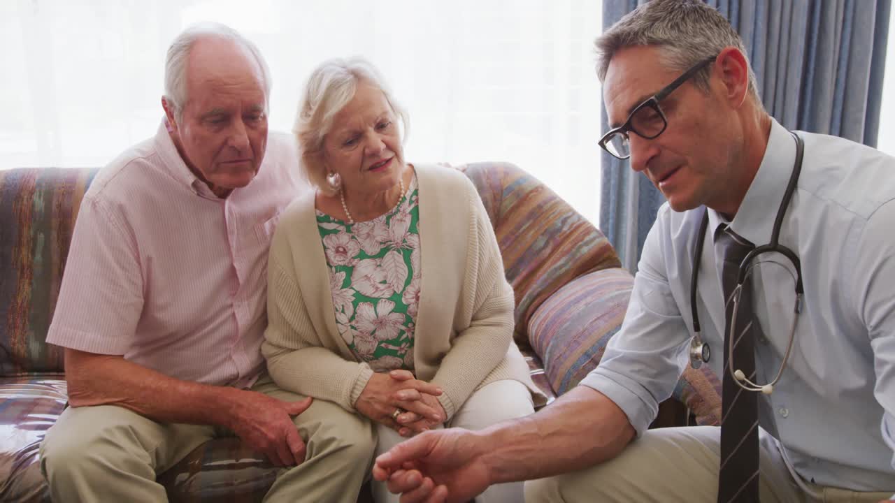 노인 집 에서 의사 와 대화 하는 노인 부부