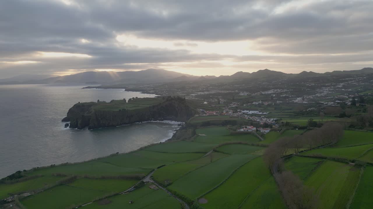 Costa atlantica con case al tramonto dell'isola di São Miguel, Azzorre, Portogallo.