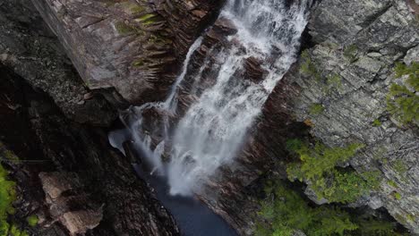 cámara lenta de la cascada juvefossen en el sur de noruega