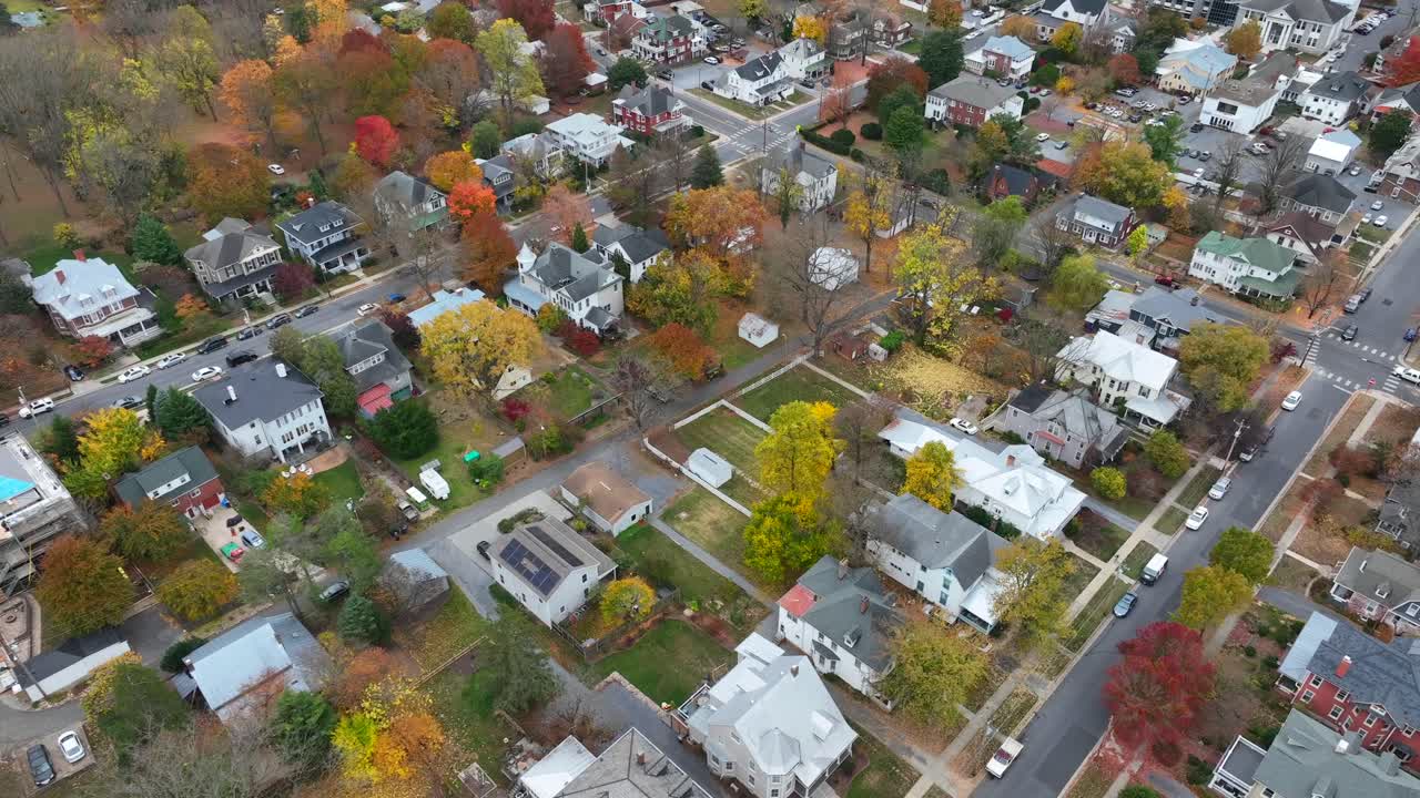 barrio residencial en una pequeña ciudad estadounidense con coloridos árboles de otoño y calles