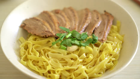 Fideos-De-Pato-Seco-En-Tazón-Blanco---Estilo-De-Comida-Asiática